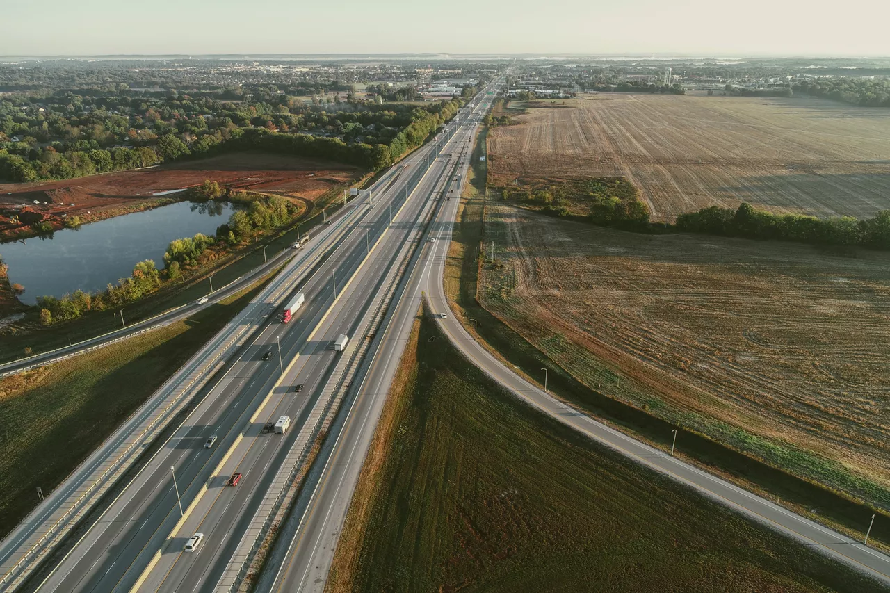 Различные способы распространения информации через людей или системы в различных компаниях